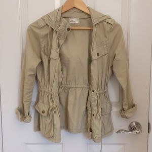 Tan cargo trench